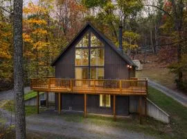 Sqyrls Nest - Hot Tub, Pet Friendly, Screen Porch, Grill, Wifi, Fire Pit, Deck, View, Family Friendly, Game Room, Shuffle Board, Wood Stove