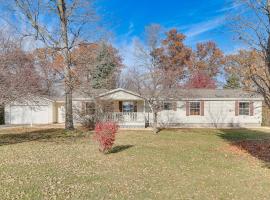 8 Mi to Dtwn Rochester Peaceful Home with Deck!, hotel in Stewartville