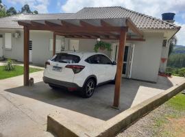 Casa Finger novo á 800m do Núcleo de casas Enxaimel da Adoma e do Centro、Ivotiのホテル