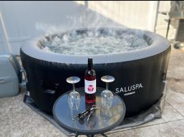 New Lakefront Getaway Private Hot Tub Min to DMC, hotel v destinaci Westacres