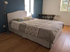 Chez Nicolas , 2 chambres de 17m carré et 9m carré, place de parking inclus dans résidence