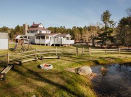 Swan Pond Cabin Hot Tub & Firepit Retreat, hotel en Swan Lake