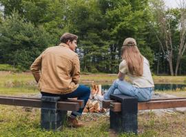 Mural Art Cabin With Pond And Hot Tub, hotel in Lava