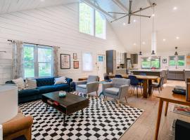 Hare & Hollow with Hot Tub & Fenced Yard, hótel í Long Eddy