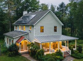Secluded Charming Farmhouse Lake Views Firepit, hotel in Lava