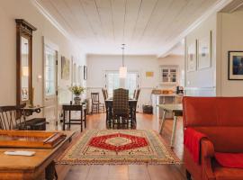 Secluded Charming Farmhouse Lake Views Firepit，Lava的飯店