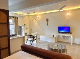 Modern Studio with Pool Access Near Candolim Beach - Balcony & Kitchenette