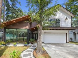 Luxury House in the Woodlands, hotel em Spring