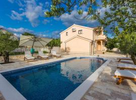 Villa Tina with Swimming Pool, Tennis court, Games room, Sauna, Gym, BBQ, hotell i Poličnik