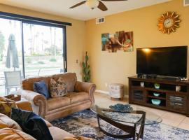 Stylish Condo with Golf Course Views, hotel a Cathedral City