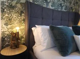 STYLISH & SPACIOUS 4 BEDROOM HOUSE - FREE DRIVEWAY PARKiNG