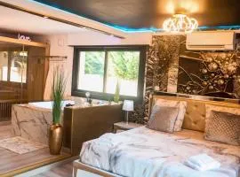 L'Aurore Love Room de prestige jacuzzi sauna piscine chauffée cuisine