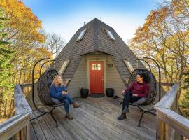 Mountain Views Private Sauna Wet Bar Hot Tub, hotelli kohteessa Mars Hill