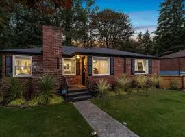 Creekside family house w yoga deck