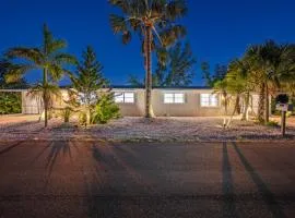 Full Duplex on Longboat Key, Walk to the Gulf + Cedars East Club Access