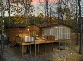 Sleepy Creek - Hot Tub, Pet Friendly, Creekside, Grill, Wifi, Fire Pit, Deck, Screen Porch, Family Friendly, Fishing, View, Games, Hotel in Berkeley Springs