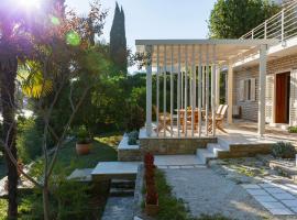 Secret Garden Barada Beach Apartment, отель в Трогире