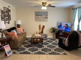 Broadview Lovely Apt Close to Beaches