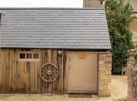 The Henloft Cotswolds Farm Stay With Pool, hotel a Lechlade