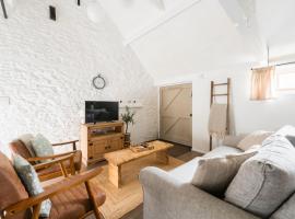 Snug Cotswolds Farm Cottage - The Henloft, hotel a Lechlade