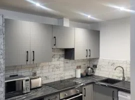 Modern Serviced Studio - Affordable Luxury with Free Parking