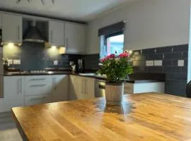 5 bed TOWN HOUSE - SWANSEA BAY, MARINA & ARENA VIEW Mins to BEACH & CITY