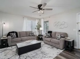 Grand Lakes Condo - Renovated 2BR-1 5BA Condo - Near UA