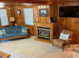 CabinSnowmobile TrailsIce FishingFireplace, hotel in Darragh