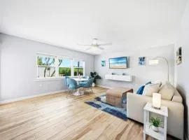 Siesta Key, Heated Pool, Dock on Lagoon, Turtle Beach 1 mile and Crescent Beach 2 miles, 1bdr