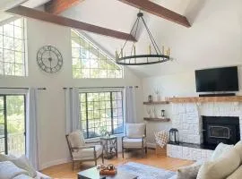 Woodsy Chic Family-Friendly Spacious Getaway