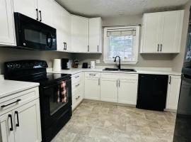 The Grand Estate -4 bedroom: Moncton şehrinde bir otel