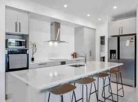 6 Bedrooms Hillside Lodge