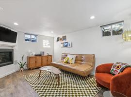Vibrant 70s Bungalow Vacation Haven on Green Lake，位于西雅图的酒店