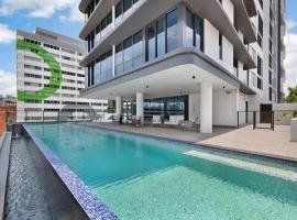 Skyline Serenity,Sunset Views, Pool, Spa, & PRIME location, Hotel in Brisbane