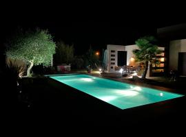 Villa spacieuse Amboise Piscine Jacuzzi 11 pers, hotell i Amboise