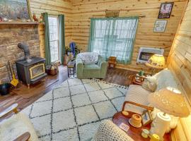 Greenbrier River On-Site! Modern-Rustic Log Cabin, hotel di Marlinton