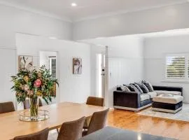 Botanic Breeze! Opposite Queens Park!