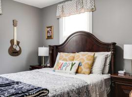 The Cozy Bungalow 3 parking fully fenced yard, hotel in Sweet Briar Park