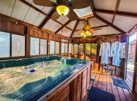 Cozy Maple House w-Private Jacuzzi Near IAH, ξενοδοχείο σε Humble