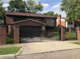 Luxury 3BR Home with Spa Pool, Gym & full backyard