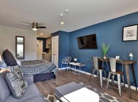 Killington Center Renovated Studio with Kitchenette on Bus Route and Discounted Ski Rentals, hotel in The Woods