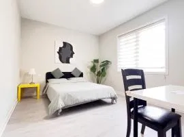 Yonge Finch Subway Modern Suite with En Suite Bathroom