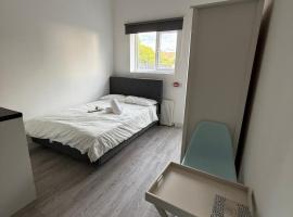 Charming studio flat in HA8, 6 mins walk to Edgware station, Hotel in Edgware