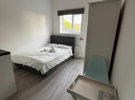 Charming studio flat in HA8, 6 mins walk to Edgware station