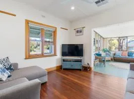 Bungalow on Hutton - Coastal Charm in Port Elliot