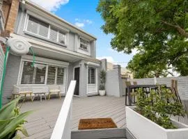 Hazy Shores Escape - Breezy Coastal Stay near Henley Square