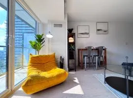 DT Cozy 1B1B with Den near UofT and Bay St
