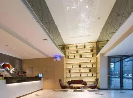 Borrman Hotel Qianjiang High-speed Railway Station Lobster City