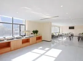 GreenTree Inn Express Zhangjiagang Hexing Town Shazhou Professional Institue of Technology