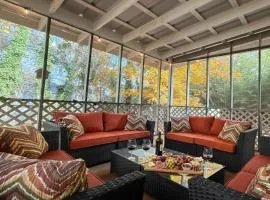 King Bed Soaking tub, Yard with Screen Patio, Near ATL